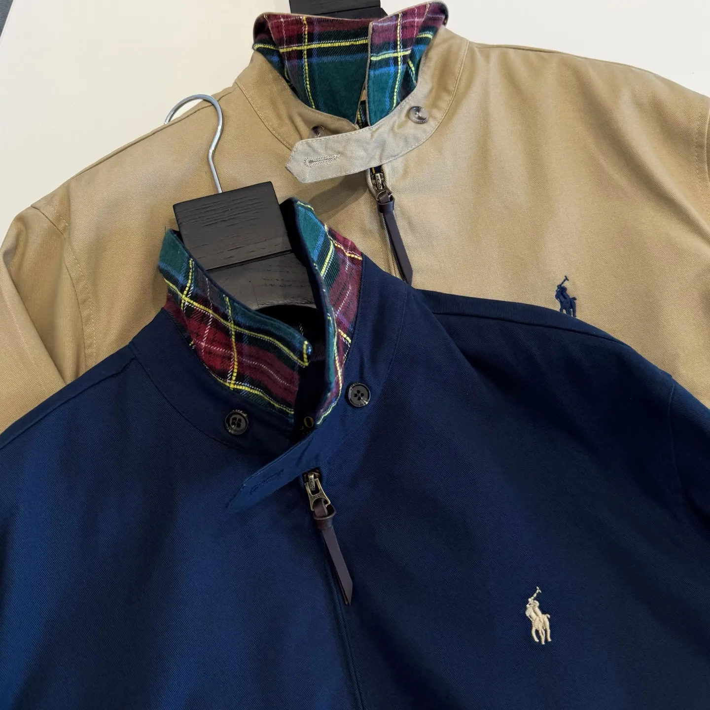 P360 Style number: R06 Ralph Lauren/Ralph Lauren American vintage classic lapel old cadre retro jacket autumn and winter thickened coat with wool lining Color: Khaki Navy SIZE #SMLXL Classic design Timeless classic Thick cotton fabric Presents a sense of vintage Colored plaid embellishment on the collar and cuffs Looks good on both men and women Wear as comfortable as you want Mainly relaxed retro YYDS One piece for both men and women An indispensable piece for autumn and winter, the most popular jacket at the moment. The 100% cotton twill is thick and thick, and the pure cotton colorful plaid lining is distinguished by digital printing in the market. Exquisite embroidery. The Harrington jacket has a loose fit, is short and fat, and is super versatile. It is a clean fit and is suitable for both men and women. Reference # Size: S/M/L/XL Length: 68 70 72 74 Sleeve length: 63 64 65 66 Shoulder width: 51 52 53 54 Bust: 126 130 134 138